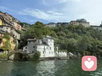 喜欢辣椒的人是因为辣椒辣，
不喜欢辣椒的人也是因为辣椒辣。
 
一个人喜欢你
和讨厌你的理由可能相同，
这就是喜恶同因。
 
这个世界没有真相，只有视角。
山顶和山下的人看到的风景不同，
你站在什么位置
就会看到什么世界。
 
别人喜欢你，
是因为你刚好符合他的期待，
辣椒没有错，喜欢的人没有错，
讨厌的人也没有错，
错的是，我们总以为别人不喜欢我，
一定是我哪里做得不好。
 
别人讨厌你，不是因为你糟糕，
而是刚好触犯了他的偏见。
 
被人讨厌，不是你的弱点，
希望被人喜欢，才是你的弱点。
 
他们喜欢的
是投射在你身上的美好想象，
他们讨厌的
是投射在你身上的内心阴影。
 
情绪不是你，
感受不是你，
念头不是你，
你只需要放下你的执念。