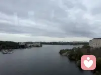 失恋的痛苦，不止是失去爱人，更是失去那个恋爱状态下的自己，这和我们长大了，想起来小时候的很多人事物，觉得很美好，也很难过，本质上是相似的，我们怀念的不只是那个自己喜欢的人，我们怀念的是那个曾经的自己。

而我们终将要接受的是，人不是固定不变的，是在经历与行动中不断重塑自己，所谓的自我成长，包括人格的完善，格就是格子，是部分，我们的整体是有很多部分组成的。

我们也应该明了，悲伤的反面不是快乐，是遗忘，爱和恨不是一体两面，爱和恨在同一个面，另一面是不爱或者忘记。曾经的美好也好，痛苦也好，不必强行抹掉，带着这份记忆，继续向前，寻找下一个美好，我们值得拥有带着希望的人生。