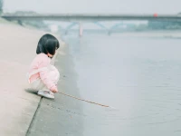 當眾出丑，對孩子而言，從來不是一件小事，而是巨大的傷害。想起《實驗社會心理學》雜志發表的一項研究：情緒記憶很難忘記，尤其當它來源于視覺感官時，能夠引起情緒波動的畫面，要比平淡無奇的畫面更讓人印象深刻，這類記憶被稱為“情緒記憶”。當眾出丑、被嘲笑，對孩子的情緒腦傷害很大。童年受傷的記憶，會植入潛意識深處，不斷折磨著孩子的內心，甚至影響孩子一生，這就是我們所說的“童年陰影”。配圖