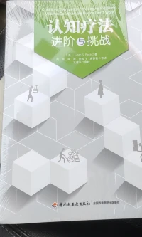 在教育學領域，3-6歲，通常被稱作“潮濕的水泥期”，這是孩子可塑性最強的時期，也是性格形成、習慣養成的關鍵時期。
7-12歲，則被稱為“正凝固的水泥期”，即這一時期孩子性格、習慣等一旦形成，孩子長大后，將很難再更改過來。
3歲，孩子搶了別人玩具，你覺得是小孩子間的正常玩鬧，孩子就不知道什么是尊重他人。
5歲，孩子在電影院里大聲喧嘩吵鬧，你沒有制止，孩子就不會知道什么是遵守規則。
7歲，孩子在地鐵亂扔瓜子殼，你不管不教，孩子就不會知道什么是講文明。
9歲，孩子打了別人，你一味袒護，孩子就不會知道什么是道德，什么是底線。
再往后，11歲、14歲、18歲……他越來越肆無忌憚，漠視規則，挑戰別人的底線，就像游蕩在懸崖邊的賭徒，隨時可能搭上自己的一生。
有些道理，父母不教，孩子永遠學不會。有些行為，父母不約束，孩子就會習慣成自然。
為人父母，把孩子培養成一個有教養的人，才是對他最大的負責。配圖