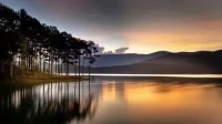 一生有三次覺(jué)醒，分別是：見(jiàn)天地，見(jiàn)眾生，見(jiàn)自己。
?見(jiàn)天地，知敬畏，所以謙卑。
見(jiàn)眾生，懂憐憫，所以寬容。
見(jiàn)自己，明歸途，所以豁達(dá)。
敬畏天地所以謙卑，憐憫眾生所以寬容，
明白自己最終的歸宿所以豁達(dá)。配圖