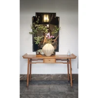 自我接納與自尊不同，它更深入。自尊代表了一個人對自己價值的判斷；自我接納不認為價值是個問題。自尊是對我們價值的評價，而自我接納是無條件地承認自己的能力。自尊考慮我們的美德和成就，而自我接納包含我們自己的所有方面。自尊仍然允許自戀、傲慢和不成熟的自我認知，而自我接納則消除了所有這些自我陷阱。配圖