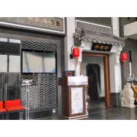 人格成熟之人，可以被有藝術(shù)色彩的人生傳奇所激勵，但也能逐漸意識到它們并不是生活的來面目。他會越來越清楚地知道，無論一個人有多成功、多出色，也不可能有神話般的完美和全能。他不排斥想象和戲劇，但能夠把想象的世界和真實的世界適當?shù)貐^(qū)分開，能夠意識到生命的有限性和樸實性。配圖