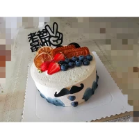 關于父女關系：早年父女糟糕的相處模式，會導致了女兒在潛意識深處不敢相信自己能夠真的被一個男人很好地愛護。
同時，這些糟糕的情感體驗，會被她照搬到成年時期跟男性的相處過程當中。女性越是得到父親的肯定和寵愛，長大后，處理兩性關系的能力越強，更有安全感和自信心。如何讓女兒感受到來自父親的愛呢？。有以下幾點建議：
● 媽媽在女兒面前樹立爸爸的正面形象，多贊美爸爸。
● 讓女兒認識到爸爸媽媽的愛是不一樣的，爸爸對女兒的愛是有界限的，要注意身體的接觸。
● 如果爸爸不在女兒身邊，媽媽可以代表爸爸出席女孩的重要時刻，讓女孩感受到被爸爸重視。配圖