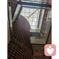 沒有人的童年會是「完美」的。有人的邊界感從小被入侵，隱私得不到尊重；有人被嚴苛地要求，優秀卻得不到認可；也有人家庭條件有限，父母無法一直陪伴在身邊……即使如此，我們還是長大了。
我們好像長成了「不完美」的成年人，但這從來都不意味著我們不好、不值得。
這只意味著我們和其他人一樣，同樣值得被尊重、被認真地對待、被溫暖地抱持與回應。
而這樣充滿自我關懷與愛的認知，往往是從我們自己開始的：
過去曾被壓抑，現在我們可以嘗試去表達；
過去曾被懲罰，現在我們可以做那個允許自己的人；
過去曾被苛責，現在我們滋養自己、支持自己。配圖