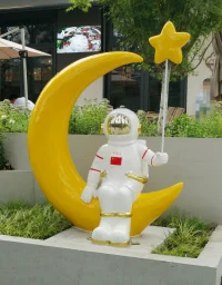 真实的自信，只能源自于爱，而不是条件有多好；
特别以条件好自傲的，可能内在都有一个虚弱的小孩，或者被抛弃的婴儿。