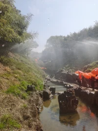 活在昨天的人失去過去，活在明天的人失去未來，活在今天的人擁有過去和未來。配圖