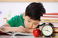 拖延癥的孩子是怎么培養出來的？

有一些孩子做什么都拖拖拉拉的，寫作業的時候十分鐘憋不出一個字，吃頓飯要兩個小時，上個廁所要蹲半天，并且你跟他趕緊把作業寫完，我帶你去玩，去買你喜歡的玩具，都這都不起作用。為什么會這樣？因為孩子從拖拉中獲益了。
比如說，有些爸爸媽媽在孩子做完作業后，還會布置額外的作業給他，那孩子為什么要完成？還有些爸媽平時不關心孩子的學習，也不關心他的情緒情感。只有在他表現不好的時候才會去批評他，其實爸媽批評的時候孩子是很難過的，但是對于一個不被關注的孩子來說，有關注總比沒關注好。所以他會做什么事都拖拖拉拉，就是希望可以得到父母更多的關注。配圖