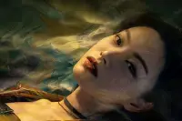 比電影<消失的她>更精彩的是王暖暖的故事。找對象千萬不能找欠錢有賭癮、有案底前科的。哪怕這個人看起來再好，本性這東西是永遠存在的。在結婚前，如果你對象就會對你暴力動手動腳或暴力言語，就絕對不能結婚。??所以養女兒的父母，不要相信富養女兒的鬼話。要讓孩子去接觸層層面面的人，讓孩子自己分析羅列不同階層的人，相處的體驗感和風險感。與其女孩子愛聽甜言蜜語，不如從小教會孩子就能口口道來甜言蜜語。女孩子，要把嘴管好，耳朵閉上，眼睛合上，少聽少看讓你迷了眼的東西。識人，就是閉上眼睛，用心去感受對方的行動。看對方為你做了什么才是最重要的。配圖