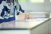 是的，有雙一流大學(xué)畢業(yè)生找我做職業(yè)規(guī)劃，月薪2000元，粉絲以為這是危言聳聽，但不知道名校畢業(yè)就業(yè)率是低于中專、二本大學(xué)生就業(yè)率的。最大的原因是高不成低不就、不懂就業(yè)規(guī)則、篩選制度和專業(yè)的選擇。

居然有985大學(xué)生選擇護(hù)理崗專業(yè)，我真的不知道要說什么好。

家長(zhǎng)一直在卷娃、卷學(xué)區(qū)房、卷私立名校，但沒搞清楚的是，你用人單位的老板，中專生和985一起來應(yīng)聘，中專生要價(jià)3000，985要價(jià)1萬，關(guān)鍵工作都可以勝任，你是老板你選誰？

還有985畢業(yè)生問我，應(yīng)聘工作要不要帶考試成績(jī)?nèi)破涕為笑]

家長(zhǎng)都不知道大學(xué)教的專業(yè)，中專大專都有，其實(shí)不難，工作的內(nèi)容太簡(jiǎn)單了。所謂超前學(xué)，上名校就是學(xué)了很多不存在的殺龍的技術(shù)，但職場(chǎng)沒有龍，過度學(xué)習(xí)，超前教育，學(xué)一堆沒用的。
這就是越學(xué)越卷的根源。

家長(zhǎng)不了解市場(chǎng)，孩子不去自我調(diào)研，培訓(xùn)機(jī)構(gòu)制造焦慮，用人單位只選人情世故和剛需

就造成人才過剩、資源濫用和就業(yè)率下降、學(xué)歷貶值。到現(xiàn)在還有人覺得碩士研究生是很牛逼的學(xué)歷，那真的是和社會(huì)脫軌太久了[驚恐]配圖