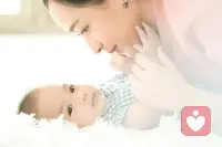 孩子天生到一定年齡就是會寫字、算數(shù)。這不是天賦更不需要超前學，這是大腦神經(jīng)元分化細胞運行的基本自然模式。就像，魚天生在水里游不需要教一樣。這東西稱為非條件反射。就像人天生就有眨眼反射、膝鍵反射一樣。

孩子3歲前語言進入突飛猛進發(fā)育期，6歲后畫畫、音樂興趣會隨之而來。比如拿筆能作畫，聽到音樂會舞蹈。

而家長和很多培訓機構把這一現(xiàn)象稱之為天賦和聰慧，然后開發(fā)各式各樣的興趣班和收費培訓項目[恐懼]

超前學的根本是把大自然賦予每一個孩子最根本的生存本能被稱之為天賦開發(fā)，這才是當今羅剎國教育最大的悲哀。

現(xiàn)在超前學的實踐原理就等同于改變兒童細胞發(fā)育構造，提前過多給花施肥一樣。短期5-10年，這個孩子異于常人，比如分數(shù)。但當青春期來臨，生理構造、心理構造改變，孩子將不會再按照大自然賦予的正常生命活動和心理活動來健康成長。有的孩子就會在16-20歲或成年后，有的中老年發(fā)病，出現(xiàn)機體各種功能紊亂。

我除了是一名擅長精神分析的心理咨詢師，你孩子身體內的細胞結構、大腦構造、所思所想，也許我比你更專業(yè)。
所以，不要用你的業(yè)余來挑戰(zhàn)我的專業(yè)。國慶黃金周，多帶孩子散步旅行、哪怕多和他聊天1小時，也能治愈他的一生[太陽][太陽]配圖