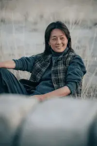 看完馬伊琍演的《我的阿勒泰》里面有一段她飾演的張鳳俠和女兒非常有深度的對話：

什么叫有用？

活著即是有用，存在即是有用！

人生真正的有用是什么呢？不過就是隨遇而安！

有用是什么，你每天能開開心心、踏踏實實，澆著花看著螞蟻搬家難道不就是幸福和意義嗎？

真正的有用不是你獲得過什么，而是你敢享受當下！

每一個人從出生起，就是有用！

生命本身，就是一次巨大的成功。

窮與富、名與利不重要，眾生平等，當下快樂，就是有用；

為什么一定要考出了好成績、嫁了好人、找了好工作才是有用呢？

每一個媽媽要向張鳳俠學習，不計較、鈍力感、不強求、隨遇而安

松弛，做一個無用之人，人生不需要意義，有風有雨有陽光，陰睛圓缺即是意義。

不要為有用而活，不要為目的、意義而活，不要為規則而活！

~紅衫倩影心理咨詢工作室配圖