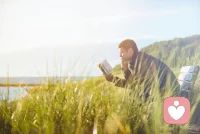 每个人内心深处都藏着一颗渴望自由与归属的心，就像旷野中孤独的飞鸟，寻找着属于自己的那片天空。
早安！配图