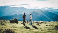 就像《百年孤独》中所说：人生的本质，就是一个人活着，不要对别人心存太多期待。
成年人的世界，人走茶凉是常态，物是人非是必然。
中年以后，最大的清醒就是明白：朋友都很现实。配图