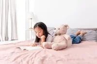 当孩子的世界远离手机，在渴望更多探索的年龄，
家里只要书籍足够多，孩子会自然爱上读书。配图
