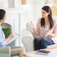 夫妻之間最怕的是你不說，我也不問，
最后用回避、冷戰(zhàn)的方式讓對方去猜，
去覺醒。配圖