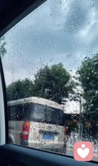 接納生活的不完美，如同擁抱殘缺的月亮。
打翻的牛奶、錯過的班車、沒說出口的道歉…… 生活本就帶著裂痕，但正是這些不完美，讓「珍惜」有了重量，讓「重逢」有了溫度。就像月牙雖瘦，卻能裝下更多人抬頭時的想念。配圖