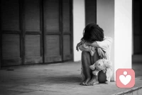 心理學上有個詞，叫“潛在心理創傷”，指成長過程中，那些看似平常、甚至毫不起眼的事情，卻在無形中帶給你的傷害。這種創傷，不像創傷應激障礙（PTSD）那么嚴重，卻也更普遍。它就藏在你潛意識的某個角落里，操控你的行為，讓你的生活陷入一種莫名的怪圈。配圖
