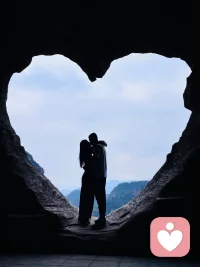 我們要學(xué)會用恰當?shù)姆绞奖磉_自己的情感和想法。不要過于含蓄或過于直接。當我們能夠清晰地表達自己的想法時，我們才能與他人建立起有效的溝通。配圖