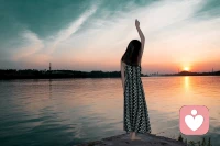 那些自尊心過強的人。
他們習慣性敏感多疑，一顆心像玻璃一樣，一碰就碎。
你一句無心的玩笑，會讓他感到被冒犯；你一個正常的舉動，會被他解讀出惡意。配圖