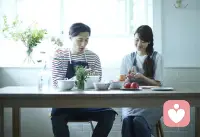 三毛曾說：愛情如果不落到穿衣、吃飯、睡覺、數錢這些實實在在的生活中去，是不會長久的。家庭關系亦是如此。
當柴米油鹽的壓力壓得人喘不過氣，再深厚的感情也會被瑣碎磨出裂痕。很有道理的一句話：一個家庭的松弛感，其實都是錢給的。配圖