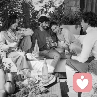 幸福從來不是單獨存在的，它生于人與人之間微妙而真實的連接。哈佛成人發(fā)展研究顯示，那些擁有穩(wěn)定關系的人，即便生活充滿挑戰(zhàn)，也更能感到滿足和平靜。

他們的幸福不是因為生活順遂，而是因為在關鍵時刻有人站在他們身邊 —— 傾聽、理解、陪伴。這種感知到的「被看見」，是任何外在財富無法替代的心理支撐。

真正的關系不會隨時間自然累積，而是在相互理解與信任中緩慢建立。不僅給予安慰，更塑造了我們如何看待自己與世界。配圖