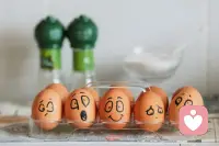 睡眠、學習、屏幕時間，是情緒的“三叉戟”——睡得少于6小時，不僅會拖垮精力，還會直接放大焦慮感；每天刷手機超4小時，情緒的“彈性”會明顯變弱；而“適度的學習節奏”反而成了情緒穩定劑——有規律的目標感，能幫大腦建立“可控感”，抵消迷茫帶來的內耗。配圖