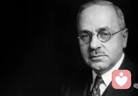 如果说弗洛伊德在研究你“过去受了什么伤”，荣格在研究你“灵魂要去向何方”，那么阿尔弗雷德·阿德勒则只关心一件事：“此时此刻，你为什么选择不改变？”
因为他告诉你：“无论过去发生了什么，都对你的今后没有影响。决定你人生的，是你当下的选择。”配图