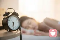 调整睡眠是一种自我健康的保护。失眠时，有些人会自行服用助眠药物，虽短期自我感觉睡眠尚可，且社会功能良好，但可能会产生药物依赖性，出现记忆力下降、情绪识别能力变差等认知副作用。配图