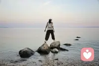 限制我们的不是命运，是站在原地不敢挪步的自己。配图