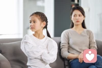 ✅青少年自我调节情绪的方法：（家庭教育首先）
1.动起来
快走、跳绳、拉伸、做家务，
运动能直接释放压力激素，比硬扛有效。
2. 找到一个“安全出口”
可以是：听歌、画画、拼乐高、打球、和信任的人聊天，
有固定爱好，情绪就不容易堵死。配图