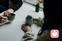 恋爱期间的关系，不是消除隔阂或改善关系。
重点是明确择偶标准和对现实婚姻的考量。配图