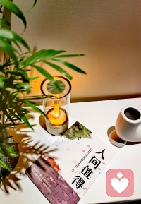 现代神经科学证明，人在阅读严肃著作时，会像健身一样锻炼大脑的前额叶。自控、专注的能力会得到显著的提高。语言和思想自带的秩序感，会帮你平息内心混乱，让你变得有章法，有节奏。
如果你看书5分钟就想刷手机，工作时思绪乱飞，做事总想“多开”却效率低下。不妨找几本严肃的“大部头”啃啃。
如果能啃完，你肯定能重新沉静下来，慢慢找回自己的节奏，不急躁，不慌乱。配图