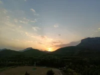 看風景總是件開心的事。
遠處輕煙升起，在山間停留，好似靜止，腦子里出現“孤村落日殘霞，輕煙老樹寒鴉。一點飛鴻影下。青山綠水，白草紅葉黃花”。美麗又靜謐。配圖