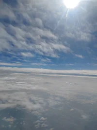 當你在飛機上看向窗外時，更多看到的是山川，河流。不斷流動的云彩，各種形狀的云朵。你會產生各種奇妙的感受，看到各種美麗的畫面美景。
其實這些不過就是自然界自然景象的呈現，人類的內心世界可以折射出許多的內心幻象。配圖