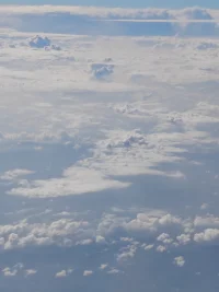 當你在飛機上看向窗外時，更多看到的是山川，河流。不斷流動的云彩，各種形狀的云朵。你會產生各種奇妙的感受，看到各種美麗的畫面美景。
其實這些不過就是自然界自然景象的呈現，人類的內心世界可以折射出許多的內心幻象。配圖