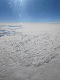 當你在飛機上看向窗外時，更多看到的是山川，河流。不斷流動的云彩，各種形狀的云朵。你會產生各種奇妙的感受，看到各種美麗的畫面美景。
其實這些不過就是自然界自然景象的呈現，人類的內心世界可以折射出許多的內心幻象。配圖