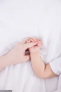 足夠好的母親，是指能夠滿足嬰兒無所不能的需求，并且在某種程度上能夠理解嬰兒的這種需求。—溫尼科特配圖