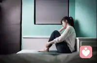 我們活在一個充滿焦慮和攀比的社會里。無論是從小在學校，還是在親戚鄰里間，都充滿了對一個人的外在指標的比較。小時候比學習成績，比誰更懂事乖巧，長大了比工作收入體不體面，就連相親都只是外在條件的匹配。
于是，為了迎合外界的各種“考評指標”，更好地適應社會，我們經常給自己帶上“面具”，有人說是偽裝，專業上叫“人格面具”，而內在真實的自己，常常被我們忽略。
久而久之，我們身上那些鮮活的感受都變得麻木起來，因為它們不利于我們適應社會。
更有甚者，我們的心理狀態已經“生病了”，卻還不得不“帶病營業”，像個機器。
但是，終究我們不是機器，內在直實的自己被忽略久了，就會無法阻擋地發出信號，整個人變得沒有動力、生機，甚至是抑郁。配圖