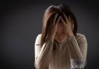 對(duì)內(nèi)向者的七個(gè)誤解
誤解1：內(nèi)向的人害羞且回避社交。其實(shí)，內(nèi)向的人更喜歡在有意義的一對(duì)一關(guān)系中茁壯成長(zhǎng)，更偏好小型的、更親密的社交環(huán)境，而不是大型聚會(huì)。

誤解2：內(nèi)向的人不喜歡和人打交道 。其實(shí)，內(nèi)向的人喜歡與他人相處，只是方式不同。他們傾向于培養(yǎng)更少但是更加深厚、更有深度的關(guān)系，相比于認(rèn)識(shí)一堆關(guān)系只停留在表面的人，這種關(guān)系更讓他們有滿足感。
誤解3：內(nèi)向的人缺乏領(lǐng)導(dǎo)才能。事實(shí)上，許多成功的領(lǐng)導(dǎo)者都認(rèn)為自己是內(nèi)向的人。內(nèi)向的領(lǐng)導(dǎo)者通常擅于傾聽、做出深思熟慮的決策和創(chuàng)造包容的環(huán)境。他們可能不尋求聚光燈，但他們激勵(lì)和指導(dǎo)團(tuán)隊(duì)的能力與外向型領(lǐng)導(dǎo)者一樣，甚至有時(shí)更奏效。
誤解4：內(nèi)向的人不主動(dòng)、不溝通 。事實(shí)上，他們有自己的方式去表達(dá)。他們可能不經(jīng)常在公開場(chǎng)合發(fā)聲，但他們會(huì)在溝通前經(jīng)過深思熟慮，有更縝密的思考。這對(duì)于一場(chǎng)細(xì)致和富有成效的談話交流同樣重要。
誤解5：內(nèi)向的人無法在推崇外向的環(huán)境中取得成功。這就小看了他們的適應(yīng)能力。雖然內(nèi)向的人可能會(huì)覺得大型社交聚會(huì)讓自己筋疲力盡，但他們并沒有因此喪失自身的能力。通過采取合適的應(yīng)對(duì)方式，例如休息一下來充充電，內(nèi)向的人也可以做到應(yīng)對(duì)自如，甚至有時(shí)候驚艷全場(chǎng)。
誤解6：內(nèi)向的人不快樂或抑郁。內(nèi)向是一種人格特質(zhì)，不是用來衡量心理健康的指標(biāo)。雖然內(nèi)向的人可能喜歡獨(dú)處，但這并不意味著他們孤獨(dú)或抑郁。許多內(nèi)向的人會(huì)在精神世界和親密關(guān)系中找到快樂和滿足。
誤解7：內(nèi)向的人看起來缺乏自信、優(yōu)柔寡斷。內(nèi)向并不等于不夠自信或缺乏果斷的能力。內(nèi)向的人完全可以在他們充滿熱情或擅長(zhǎng)的領(lǐng)域表現(xiàn)出外向和自信。當(dāng)有機(jī)會(huì)展示自己的專業(yè)知識(shí)或傳遞自己的信仰時(shí)，內(nèi)向的人往往會(huì)表現(xiàn)得十分出色。

一個(gè)人不是只有內(nèi)向或外向這非黑即白的兩個(gè)極端。「人格特質(zhì)」本身是一個(gè)光譜，一個(gè)人可能同時(shí)表現(xiàn)出內(nèi)向和外向品質(zhì)的結(jié)合。與其帶著偏見的有色眼鏡來看待內(nèi)向特質(zhì)，不如試著去欣賞他們與生俱來的獨(dú)特優(yōu)勢(shì)。配圖