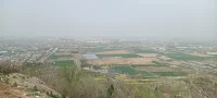 過度親密的母子關系，養不出自立的孩子，尤其是男孩。媽媽沒有界限男孩就會缺少敬畏和尊重。媽媽的過度控制侵占了男孩的成長空間。不過度縱容和干涉，保持親子關系的和諧，男孩才能順利地成長。配圖