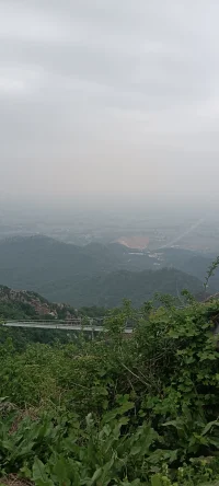 好父母的6個關鍵詞
1.恩愛，是孩子一生的幸福底色。經常吵架的父母，給孩子帶來的是：恐懼、害怕，他會一直處于沒有安全感的環境里，慢慢變得自卑。
2.自由，讓孩子充滿價值感。真正的紀律不是約束，而是自由。它并不是對孩子放任，而是給孩子選擇權、嘗試權和犯錯權，是孩子獲得成長必須的生活經驗。
3.自律，去喚醒孩子的內驅力。孩子永遠不會乖乖聽大人的話，但他們一定會模仿大人。喚醒孩子內驅力的最好方法是：父母自律，孩子模仿。
4.共情，在情感上去支持孩子。在中國，父母大多數時候沒有共情能力，從不在意孩子的感受，所以在孩子的世界里，父母是冷漠的。要用”心“看見孩子，去感受他，在情感上多支持他，才能為他注入更多的愛和精神能量。
5.信任，是孩子成長路上的“能量場”。成年人會習慣性地低估孩子的能力、智力、判斷力和理解力，當孩子的能力被不斷低估以后，會形成一種負面暗示：我很差勁。
6.陪伴，給孩子滿滿的安全感。有一項數據調查顯示：七成中國父母沒時間陪孩子；僅30.32%父母有足夠的時間陪伴孩子；陪伴的缺席，是造成“問題孩子”增多的很大一部分原因。配圖