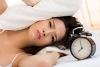 “情緒釋放”的6個好處

這些年大家特別愛說的一個詞就是“情緒穩定”。
然而這個詞很容易讓人產生誤解：以為情緒穩定就是沒有情緒，或者不表現出任何情緒，有情緒也要藏著掖著。
這樣的誤解，其實加深了很多人對情緒（尤其是負面情緒）的羞恥感。
其實心理學中真正倡導的情緒穩定，并不意味著完全沒有情緒波動，而是波動幅度相對較小。它反而呼吁人們去允許情緒適當的表達和釋放，對情緒進行妥當的處理而不是壓抑。
從這個意義上講，很多人可能只是表面上的“偽情緒穩定”，其實壓抑自己的情緒很久了。
對于那些總是回避壓抑自己情緒的人，我真心希望：你可以“情緒不穩定”一些。這樣做有6 個好處：
1.最重要的一點：爽，釋放情緒一時爽，一直釋放一直爽。已經有大量心理學理論和研究表明，對情緒的釋放和表達遠比壓抑更有利于心理健康。
2.不在情緒上消耗，大腦也更專注了。表達和釋放情緒可以提供即時的情緒緩解，使更多的認知資源用于專注任務，提高工作記憶的效率和專注力。
3.可能激發出更好的“創造力”。研究表明，經歷適度的情緒變化可以激活大腦不同區域，促進創造性解決問題和藝術表現。我們所熟知的許多藝術家和創作者往往都是在文藝作品中表達和宣泄被壓抑的情感和欲望，產出更具創造力的作品。
4.表達情緒、暴露脆弱，可以提升關系的親密感。當我們習慣于在關系中隱瞞自己的真實情緒，就可能會引發持續的冷戰、冷暴力，或等到問題積壓到臨界點之后的大爆發，導致關系破裂。通過適當的情緒表達，可以增加人際關系中的真實性和親密感，但這里有個前提是：不以破壞性的方式表達情緒。
5.你的身體其實都是情緒器官。已經有大量心理學研究表明，如果你長時間壓抑痛苦情緒，它會以其他方式在你的生活里表現出來，比如在身體上。長期壓抑情緒會導致出現軀體化。
6.在療愈創傷的過程中，情緒的宣泄和表達可能是很有必要的。我們的潛意識中存儲著許多被壓抑的記憶和情感，這些內容雖然個體意識不到，但會持續影響其行為和情感狀態。宣泄理論則認為通過使這些潛意識內容浮現到意識層面并加以表達，個體可以得到心理解脫。
   心理學所定義的情緒穩定是一個值得追求的目標，但千萬不要把它當成此刻束縛自我情緒的枷鎖。在達到穩定之前，可以適度允許自己的情緒不穩定一會兒。

最關鍵的是，找到健康、不影響他人的方式，合理表達和釋放自己的情緒。配圖