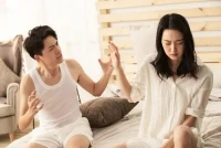 如何判斷一段關系是否健康

發現生活中有一個值得關注的現象：越來越多的人不再注重親密關系的建立和經營，而是將目光和注意力轉向自己。大家開始覺得：低質量的關系不如高質量的單身。
那么，有沒有辦法判斷一段關系是否健康呢？
一、健康的關系里你能夠得到及時的看見和回應。一個成年人世界中的好戀人，扮演的往往是安全島的角色，能夠在需要回應時穩穩地接住你。回應性的關系讓人重建自信，可以使人發展出更好的功能和更內聚的自我，更有安全感地去投入廣闊天地。
二、健康的關系是務實的。多關注對方是否真的有興趣了解你，并且自己能在很多細節和小事上真正被關心和支持。
三、健康的關系是有包容性的。戀愛是彼此爭奪自我、并彼此達成穩定一致的過程。這必然意味著，雙方要退讓一部分的自我，做出妥協和犧牲，彼此磨合后更好地相處。真正在意你的人，會為你俯身。如果在一段關系中，對方連一點自我也不肯退讓，向來我行我素，無論他看起來多么好，都可能只是在榨取你的價值。配圖