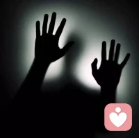 【身患抑郁癥如何自持？】
在生活申，我們無法你證會出現什么結果。我們盡力能能到的是付出努力，剩下的就去面對。
你確實可以控制自己的思維和行動，這是向成功實現目標邁出了一大步。這里有兩個方法可以幫助你“盡管去做”（just do it）：抱有希望。
抑郁癥試圖讓你相信，這個世上沒有希望這種東西，所以你最好停止努力。這是一個謊言，你不必相信它，但你必須要保持向前。你向目標前進的過程中，你可能還會感覺到無意義，或糾結失敗，但要提醒自己，終點處會有曙光，即使你現在還看不到。
不要因為消極思維懲罰自己。你的想法不代表全部的你。允許思緒進入你的大腦，承認它們的存在，然后繼續努力向目標前進，堅定信念，相信你會到達終點。配圖