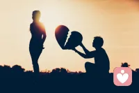 【分手后教你如何挽回對方！】
在挽回中， 展示高價值是二次吸引最重要的部分。
你在前面所做的一切準備， 包括冷凍關系、 外形改造、 內在改造、 生活改造等， 都是為了提升你自己的價值， 增加自己的吸引力， 引起他對你的好奇， 重新吸引他。 
如果你所做的一切對方都不知道的話， 談何吸引呢？ 所以， 你學會展示自己的高價值， 增加二次吸引的機會。 “展示適當的高價值絕對可以使你變得更有吸引力。 ” 當你一步步展示自己高價值的時候， 對方也就會慢慢地增加對你的投入， 這樣你才能更好的進行挽回。 
怎么展示高價值？ 你在展示高價值之前， 要先降低自己對他的需求感， 這樣你才能把主動權握在自己的手上。 因為如果你對他的需求感很高的話， 那么無論你自身的價值有多高， 在對方的眼中你仍舊是低價值的。 男人對于隨手可得的東西往往都不會珍惜， 這樣的話， 你所做 的各種準備就會變得沒有意義了。 
結尾 ：你可以通過朋友圈來進行展示， 這是一個直接、 有效的展示方法。配圖