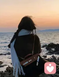 每個人的人生都是一朵花，只是花期不一樣，綻放的時間點不一樣。
綻放的花是可見部分，深埋在地下的根是不可見部分。無形決定有形，看不見的決定看得見的，當根扎得足夠深，吸收的養分足夠多，，花兒就會綻放。有的春天開，有的夏天開，有的秋天開，還有的在寒冬盛開，比如梅花。配圖