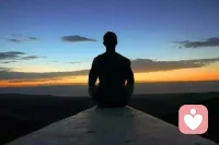 在心理學上有一個你不敢相信的真相 ，那就是當你想要做一件事情時 只要踏踏實實的做下去，你就一定會得到積極的反饋 ，但大部分人的狀態是一邊做一邊懷疑和對抗 ，遇到事情如果只知道宣泄情緒 ，卻沒有解決問題的能力， 那就只能在這個一件事過程中反復循環 ，但如果你不自亂陣腳， 事情就會往好的方向發展 ，實際上決定能做成取決于你的信念強度， 實際上你越相信 ，你就越接近成功 。氣定則心定，心定這事順 ，想多了則全是問題 做多了則全是答案 。配圖