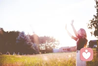 焦虑型依恋人格（二）

焦虑型恋人格，心理学上也叫痴迷性人格，表现就是这样的人内心缺爱，没有安全感，患得患失，总想抓住爱却又失望而归，要求对方信息秒回，每天报备行踪，对方消息稍微晚回一会，就会胡思乱想，情绪反复不定，完全被对方牵着走。缺爱的人才会对拉扯的关系的难舍难分，这类人通常是总觉得对方不爱你 。焦虑型的人格想要改变自己，首先你要承认自己的内心是自卑的，时常觉得自己配不上别人，而且占有欲特别强，常因一点小事就生气，动不动就提分手，他们会怀疑自己是不是真心被爱，只要对方表现出主动热情，随时回应关注才会有安全感。配图