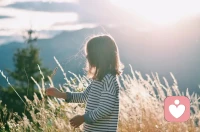 在心理上受到救赎并成功的人所共有的几种思维方式：第一、他们不再对父母抱有不切实际的幻想和期待，这意味着他们不再追求父母的认可和赞同，而是学会了自我认可。第二、他们不再纠缠于过去的怨恨和创伤，而是选择向前看，专注于现在和未来。第三、在亲密关系中，这样的人不会依赖伴侣提供安全感，也不期待伴侣来拯救自己，相反，他们给予彼此充足的空间和尊重。第四、在朋友关系方面，他们避免过度依赖朋友，不把朋友当做情绪的垃圾桶。第五、这类人把个人成长和发展放在生活的首位，始终致力于成为更好的自己，这是一种成熟自我驱动的生活方式 值得我们每个人学习和实践。配图